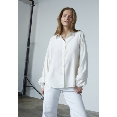 Sister Point - Newa-Sh1 - Elegante witte basis bloes. Sister Point - Newa-Sh1 - Elegante witte basis bloes.
