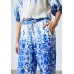 Sister Point - Ella-pa53 Losse broek ecru blauwe bloemenprint. Sister Point - Ella-pa53 Losse broek ecru blauwe bloemenprint.