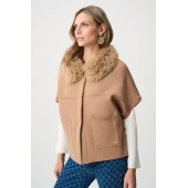 Joseph Ribkoff - 263949 Losse cape jasje beige met pelsje.
