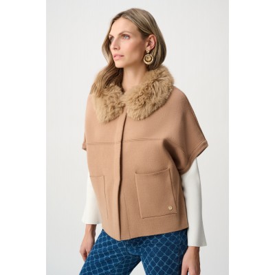 Joseph Ribkoff - 263949 Losse cape jasje beige met pelsje.
